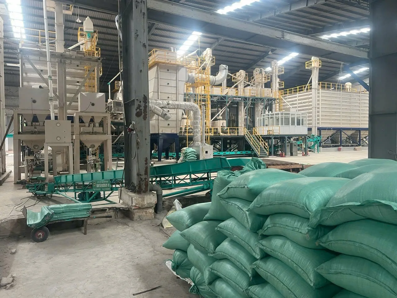 Dây chuyền xát trắng, lau bóng và đóng bao của nhà máy RICE VN