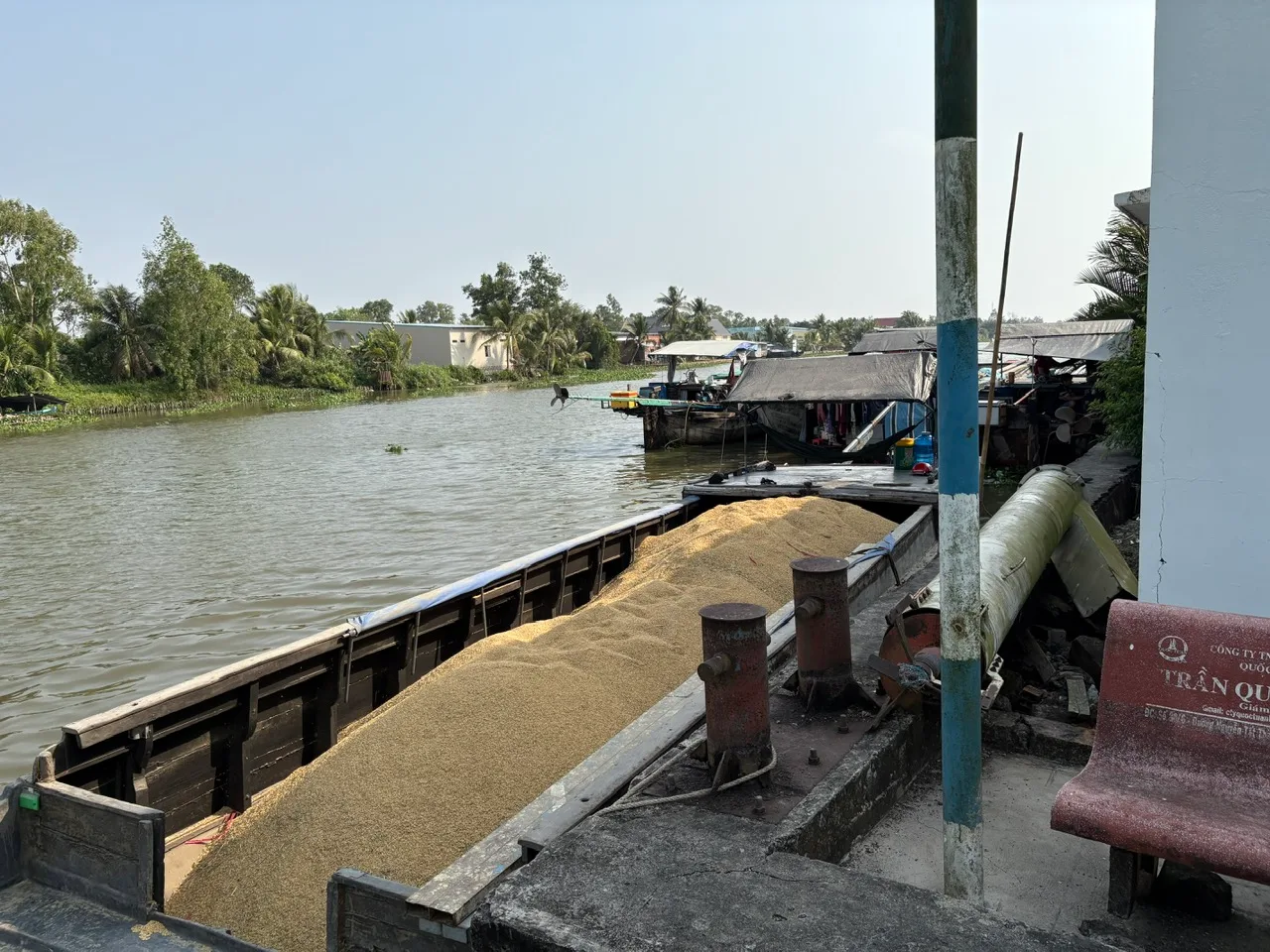 Ghe lúa cập bến sông riêng của nhà máy RICE VN