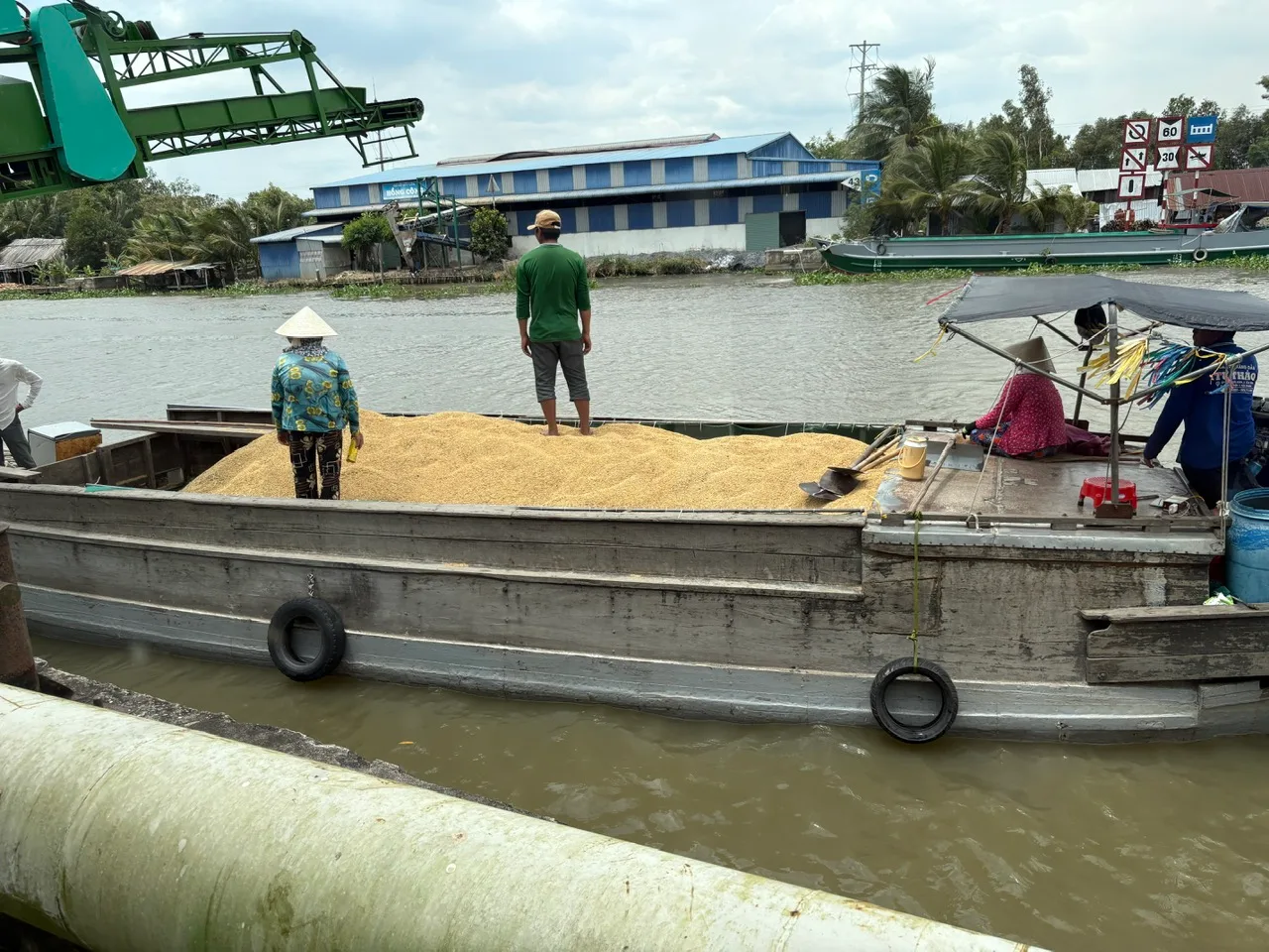Sà lan nhận hàng trên sông trước nhà máy
