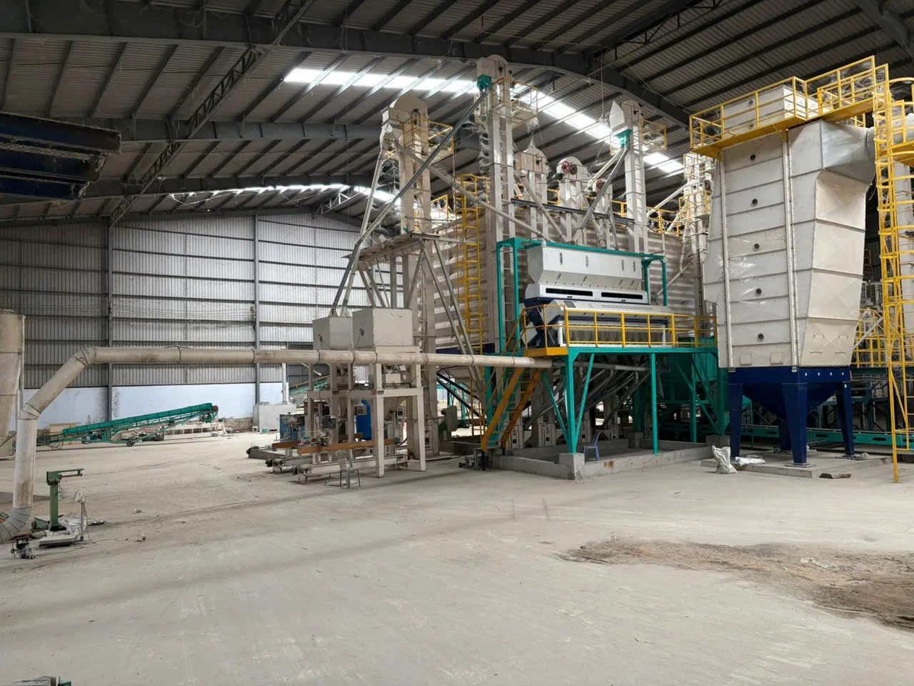 Toàn cảnh dây chuyền chế biến lúa gạo bên trong nhà máy RICE VN